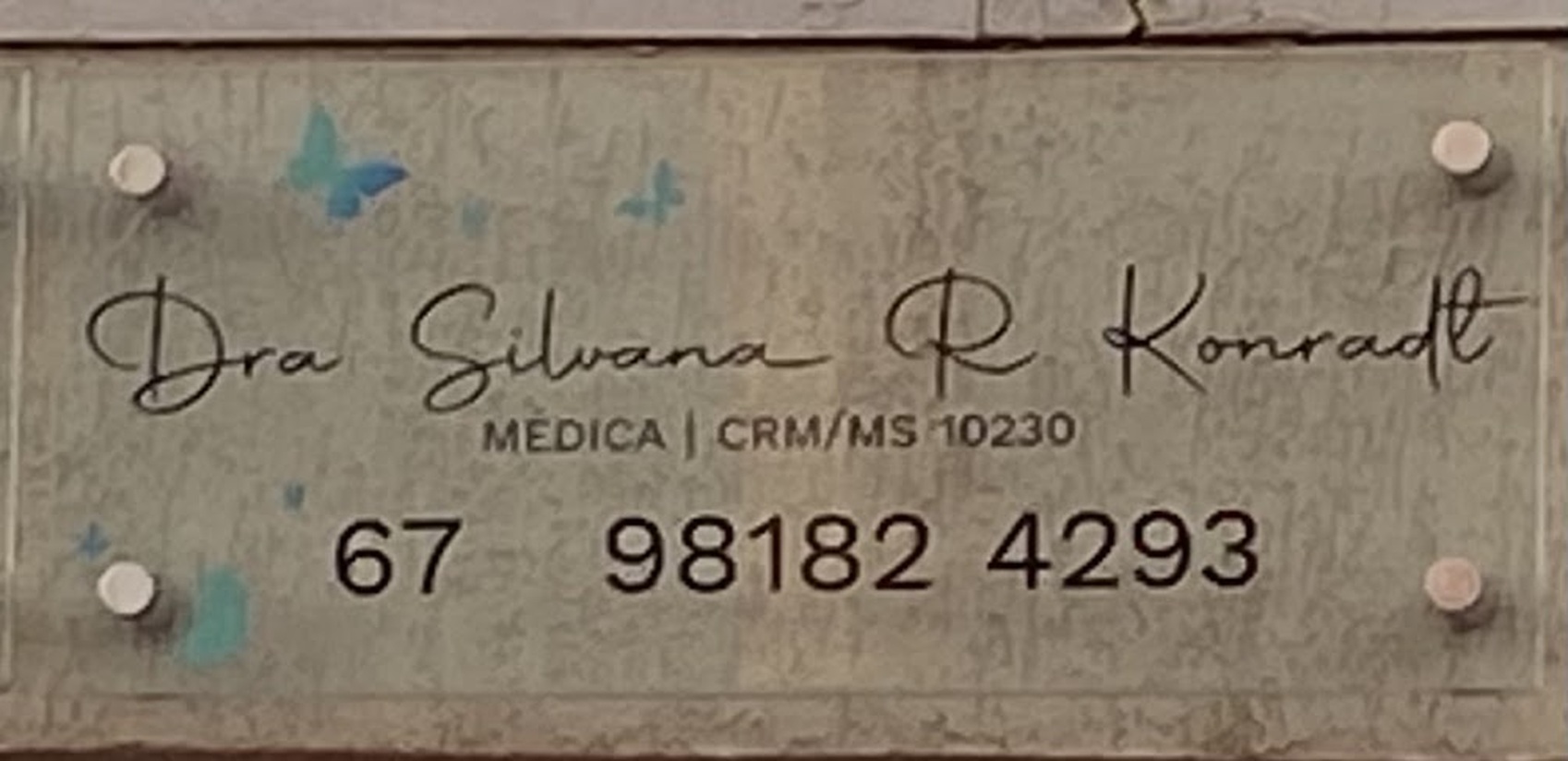 Placa do consultório com o texto Dra Silvana R Konradt, médica, CRM/MS 10230